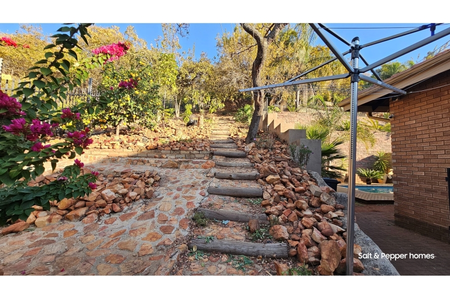 5 Bedroom Property for Sale in Magalieskruin Gauteng