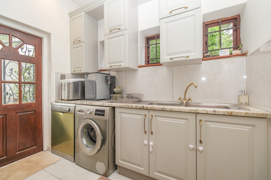 To Let 4 Bedroom Property for Rent in Waverley Gauteng
