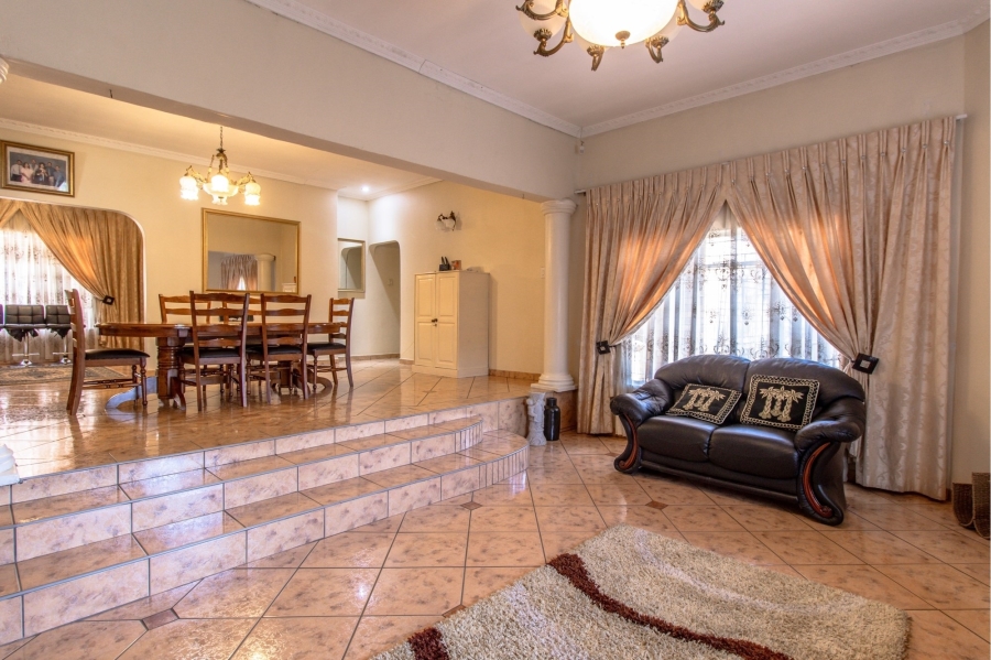 7 Bedroom Property for Sale in Heuweloord Gauteng