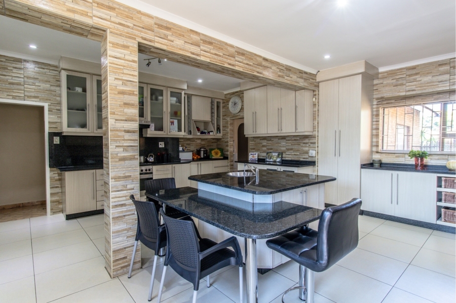 7 Bedroom Property for Sale in Heuweloord Gauteng