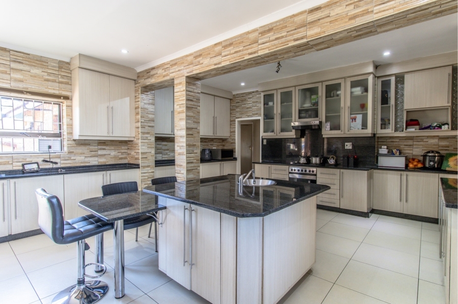 7 Bedroom Property for Sale in Heuweloord Gauteng