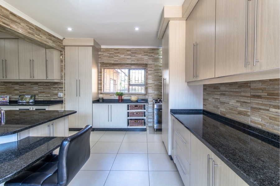 7 Bedroom Property for Sale in Heuweloord Gauteng