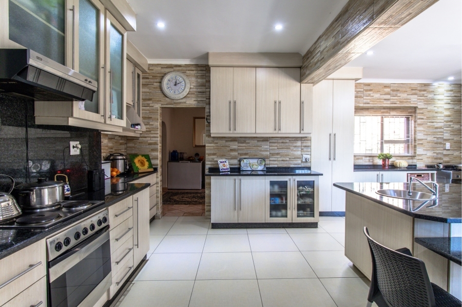7 Bedroom Property for Sale in Heuweloord Gauteng