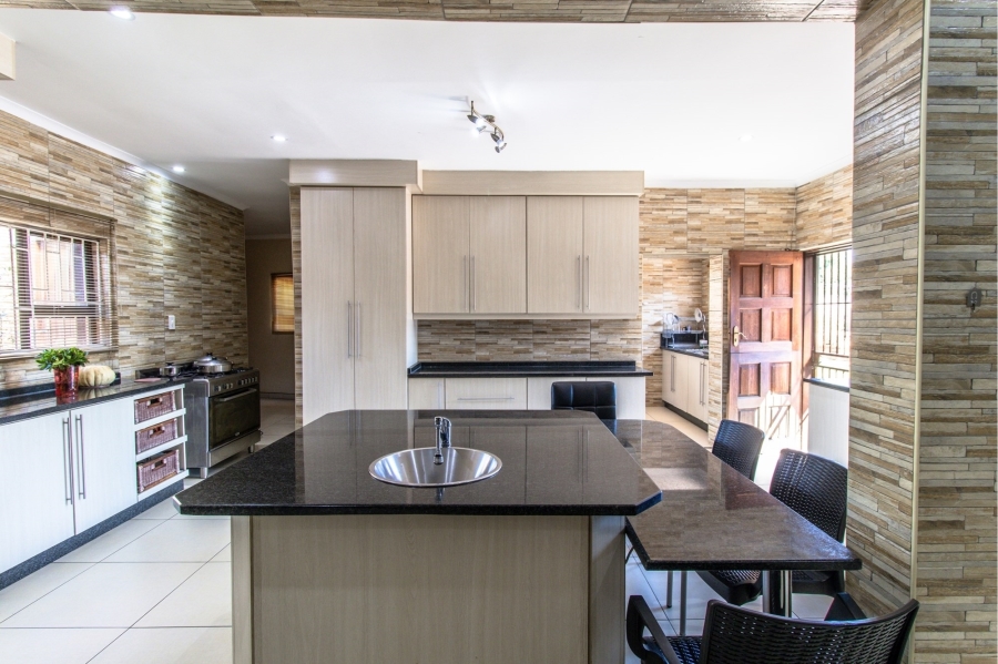 7 Bedroom Property for Sale in Heuweloord Gauteng