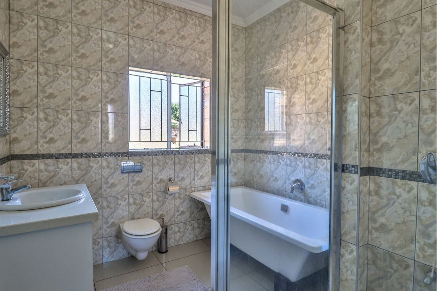 7 Bedroom Property for Sale in Heuweloord Gauteng