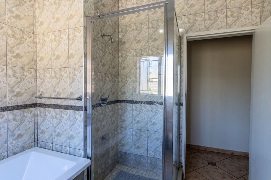 7 Bedroom Property for Sale in Heuweloord Gauteng