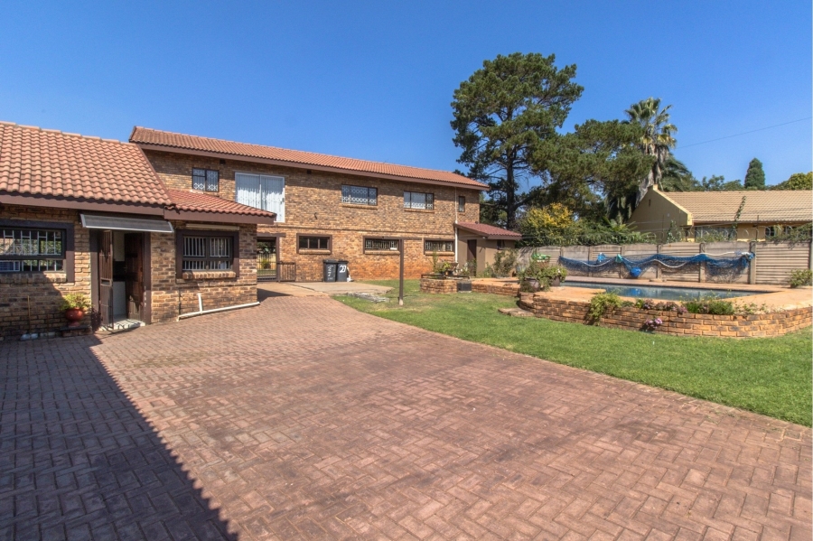 7 Bedroom Property for Sale in Heuweloord Gauteng