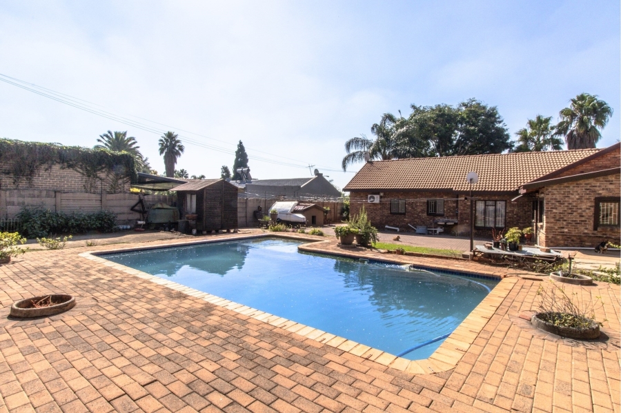 7 Bedroom Property for Sale in Heuweloord Gauteng