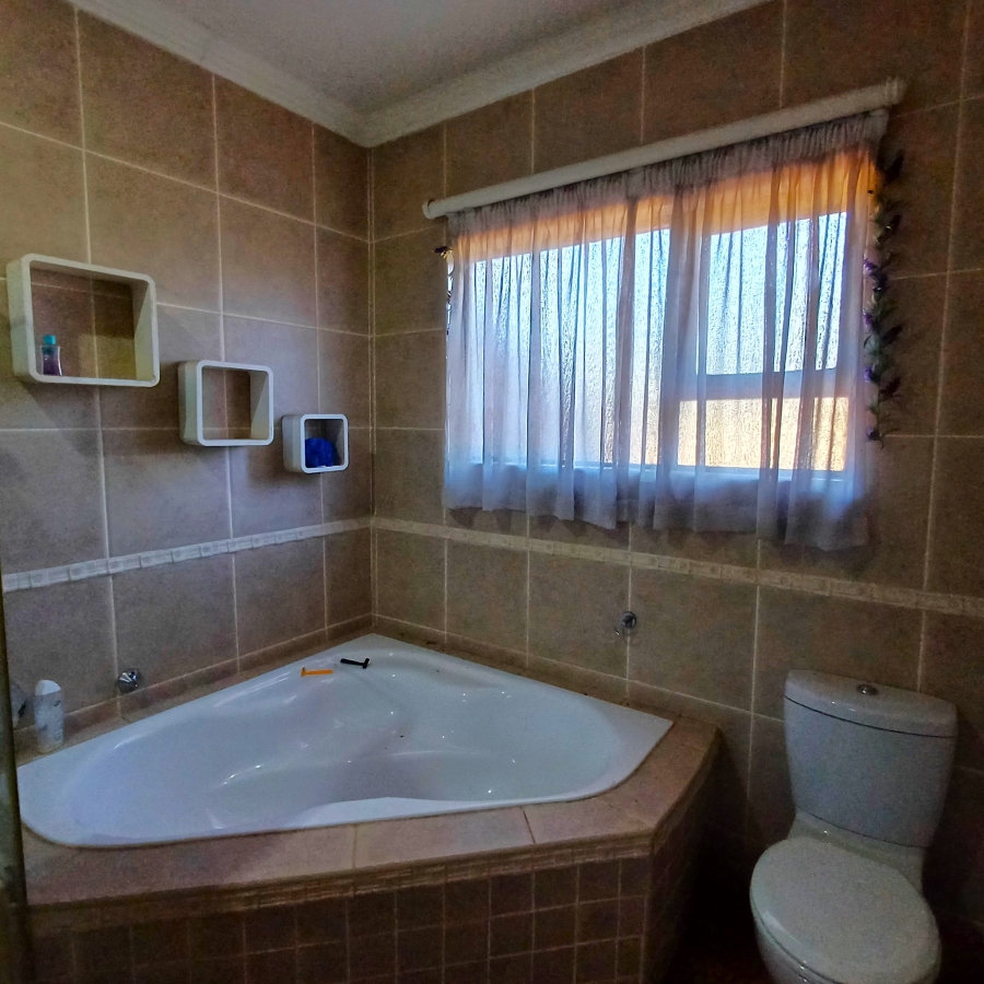 5 Bedroom Property for Sale in Blue Saddle Ranches Gauteng