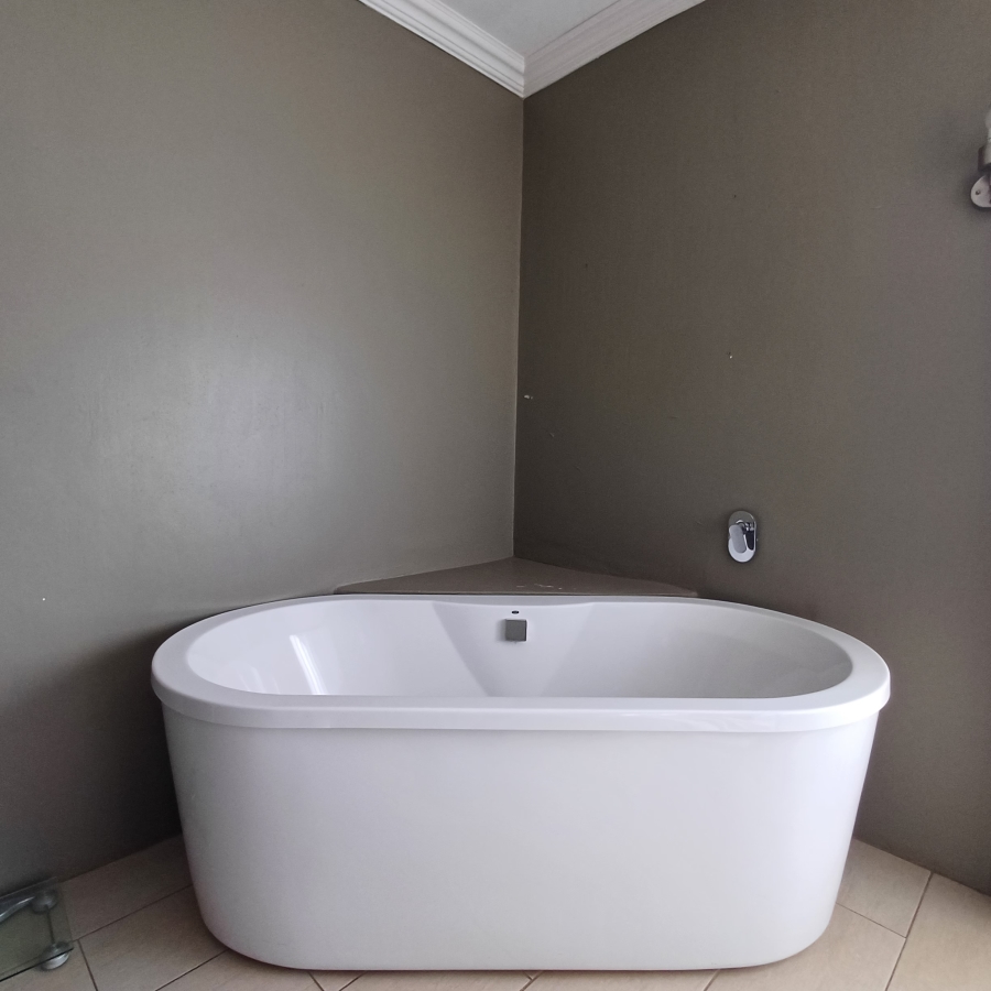 5 Bedroom Property for Sale in Blue Saddle Ranches Gauteng