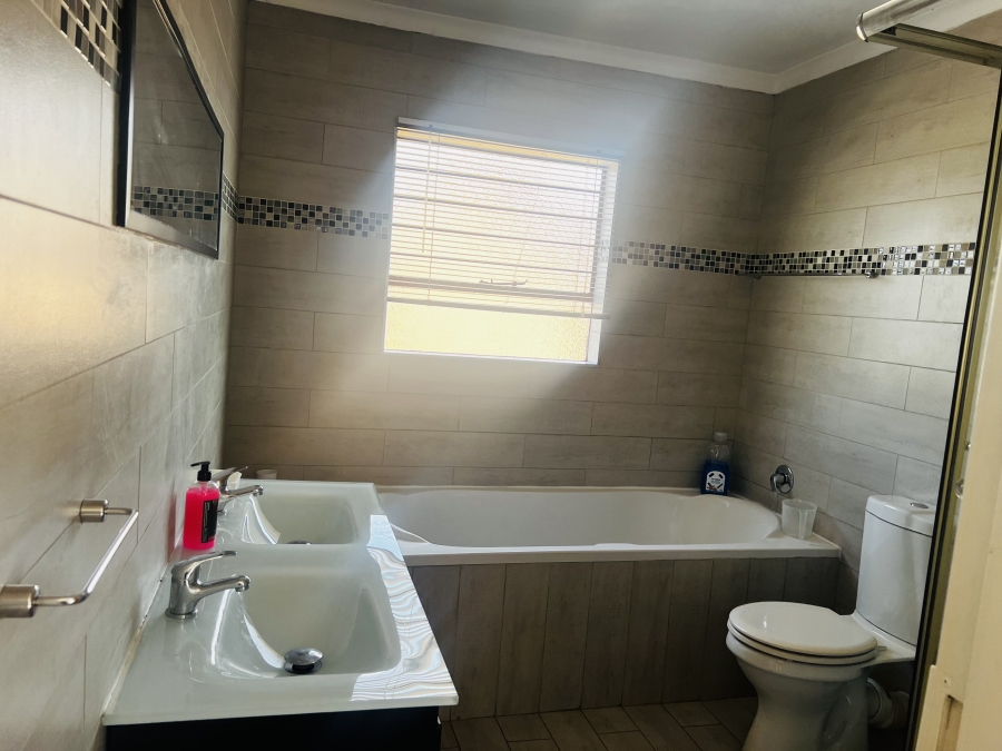 5 Bedroom Property for Sale in Pomona Gauteng