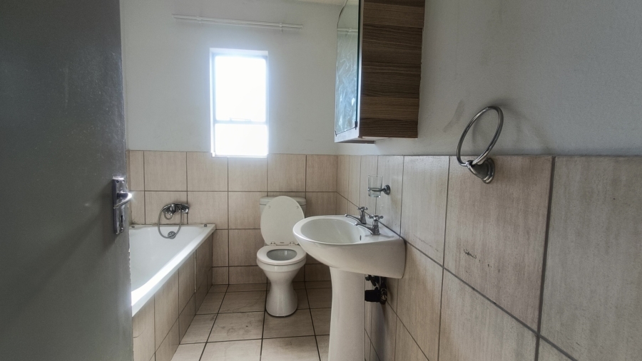 To Let 2 Bedroom Property for Rent in Turf Club Gauteng