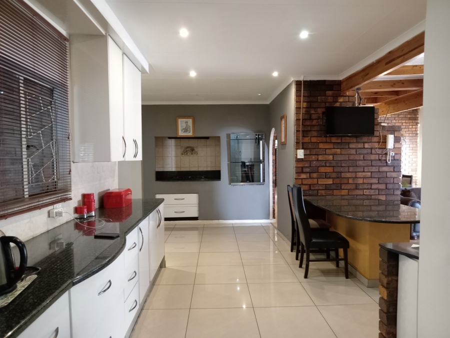 4 Bedroom Property for Sale in Petersfield Gauteng