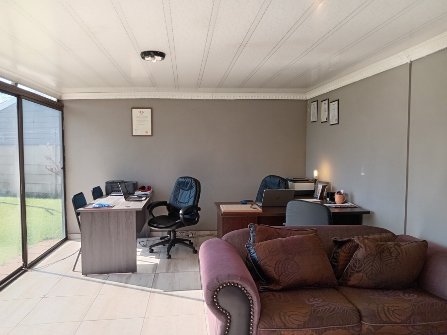 4 Bedroom Property for Sale in Petersfield Gauteng