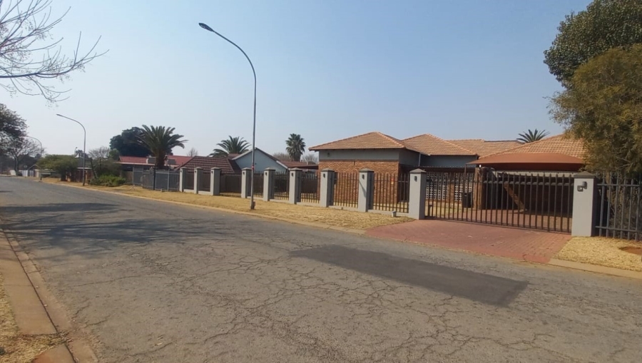 4 Bedroom Property for Sale in Petersfield Gauteng