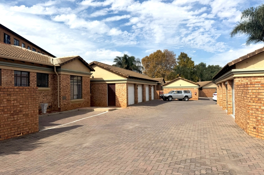 3 Bedroom Property for Sale in Die Hoewes Gauteng