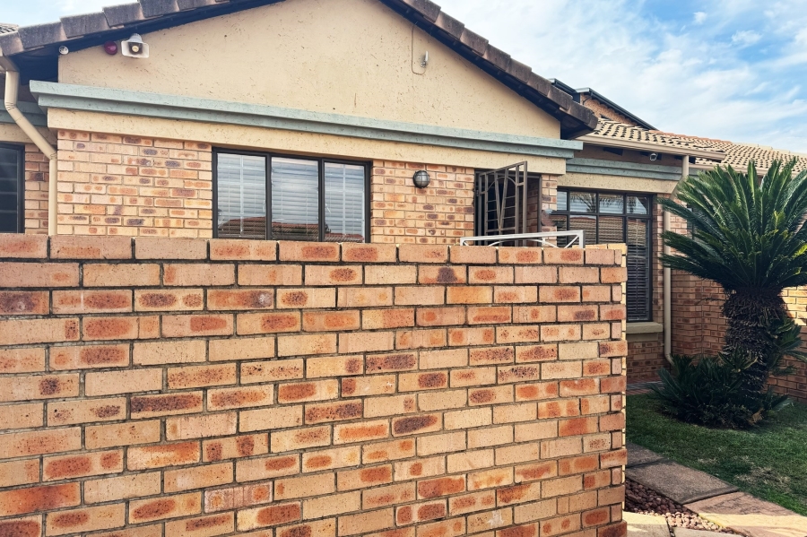 3 Bedroom Property for Sale in Die Hoewes Gauteng