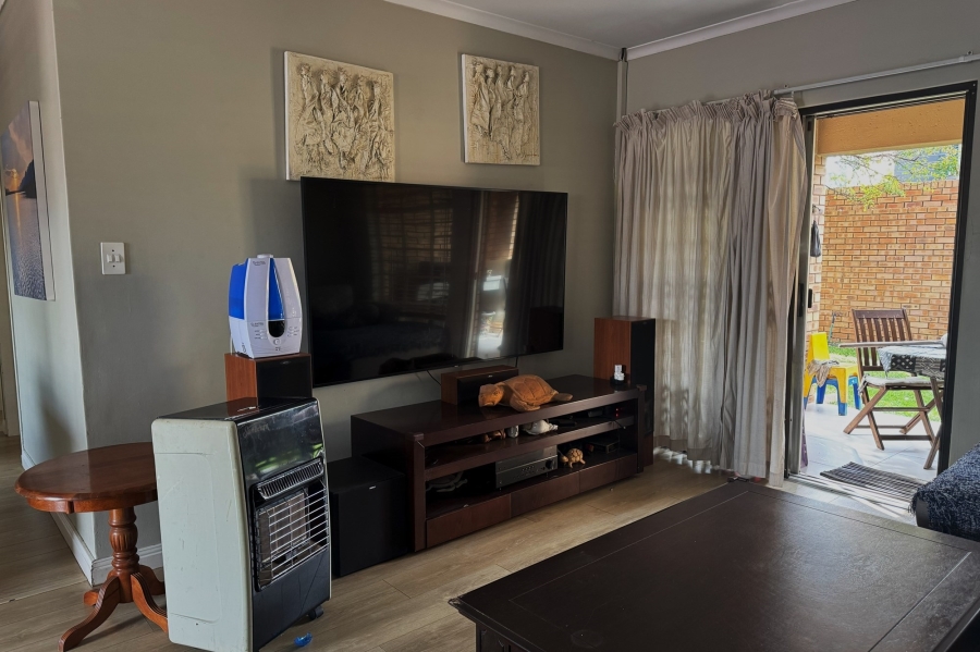 3 Bedroom Property for Sale in Die Hoewes Gauteng