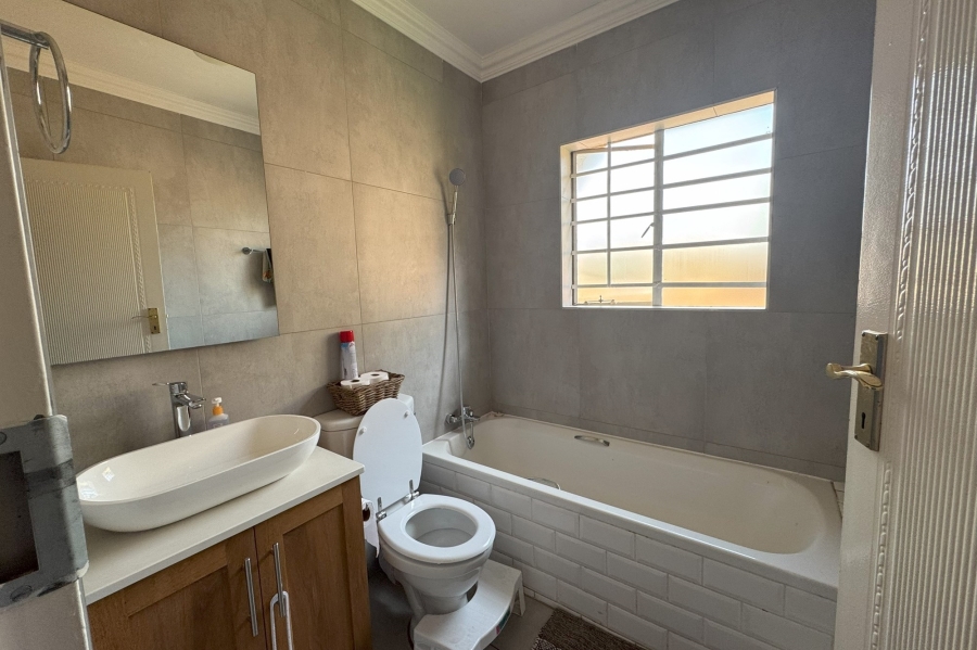 3 Bedroom Property for Sale in Die Hoewes Gauteng