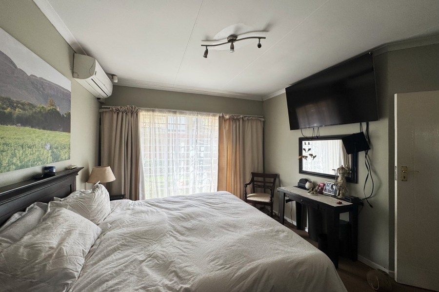 3 Bedroom Property for Sale in Die Hoewes Gauteng
