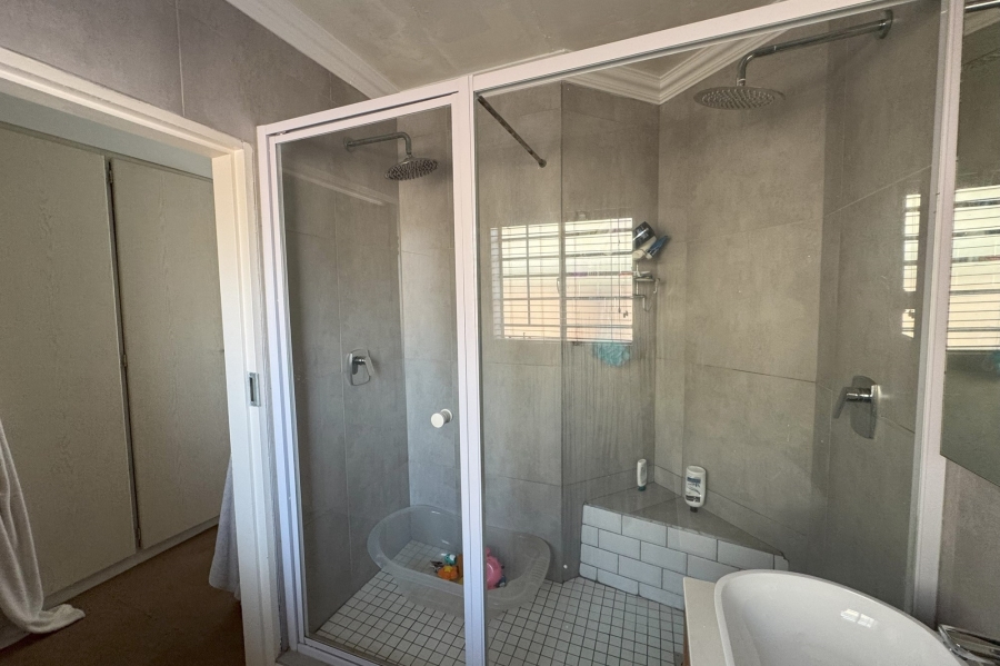 3 Bedroom Property for Sale in Die Hoewes Gauteng