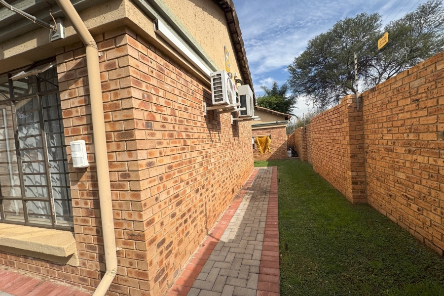 3 Bedroom Property for Sale in Die Hoewes Gauteng
