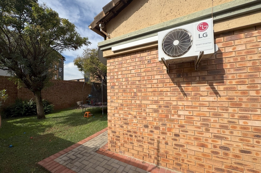 3 Bedroom Property for Sale in Die Hoewes Gauteng