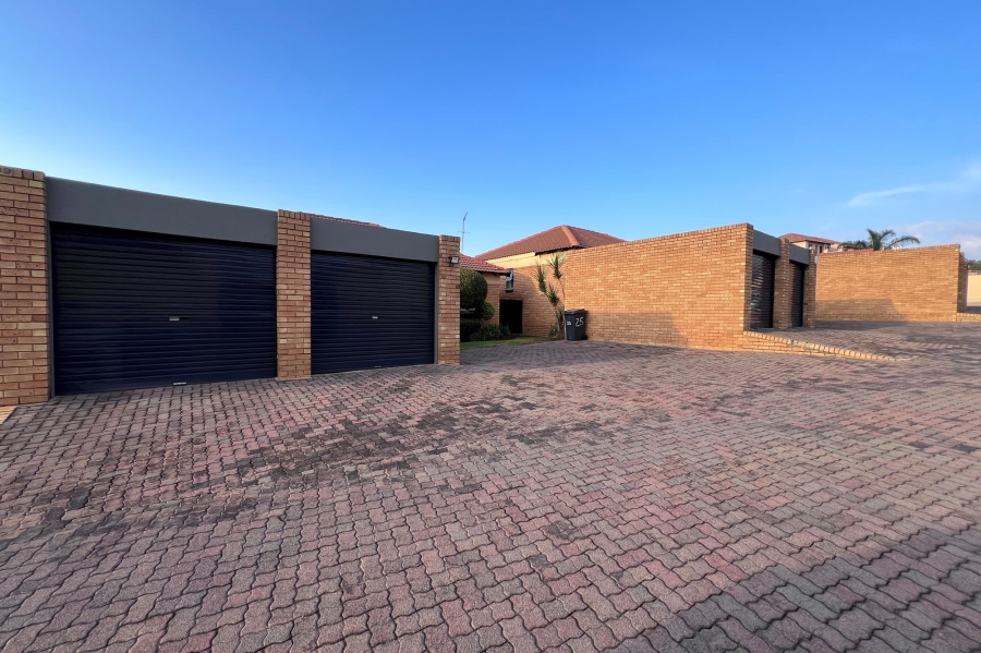 To Let 2 Bedroom Property for Rent in Halfway Gardens Gauteng