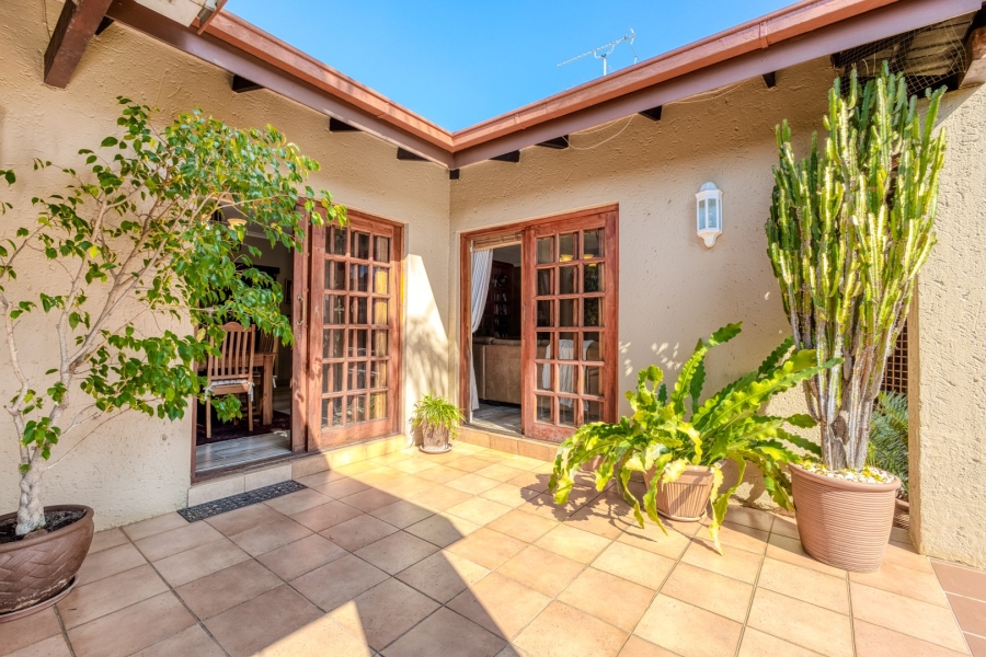 3 Bedroom Property for Sale in Linden Gauteng