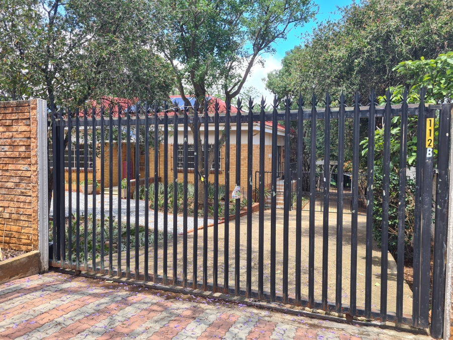 To Let 2 Bedroom Property for Rent in Linden Gauteng