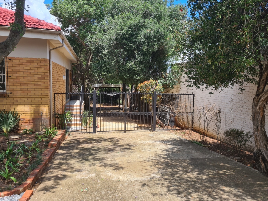 To Let 2 Bedroom Property for Rent in Linden Gauteng