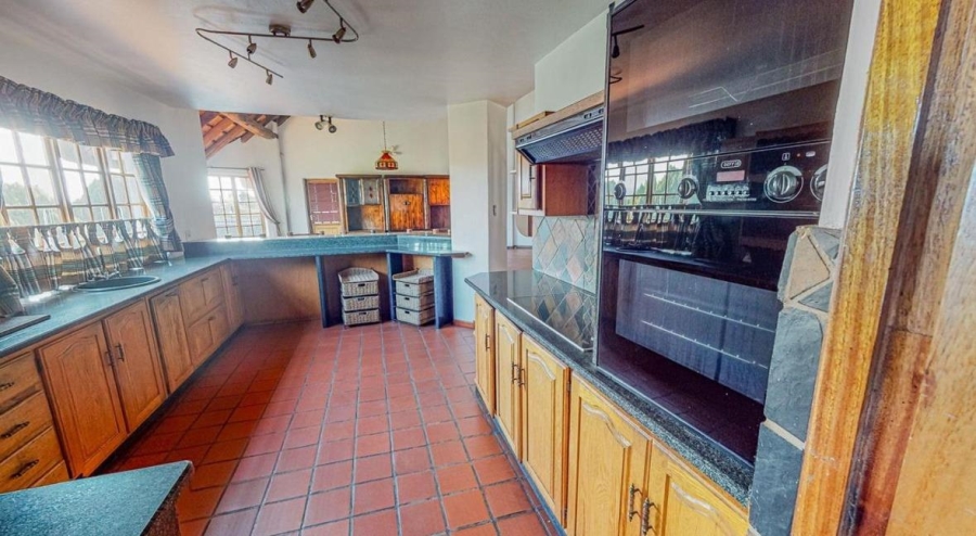 6 Bedroom Property for Sale in Waverley Gauteng