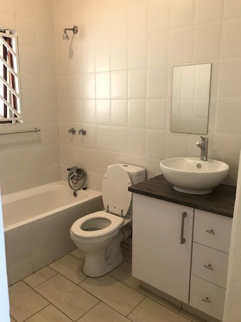 To Let 1 Bedroom Property for Rent in Constantia Kloof Gauteng