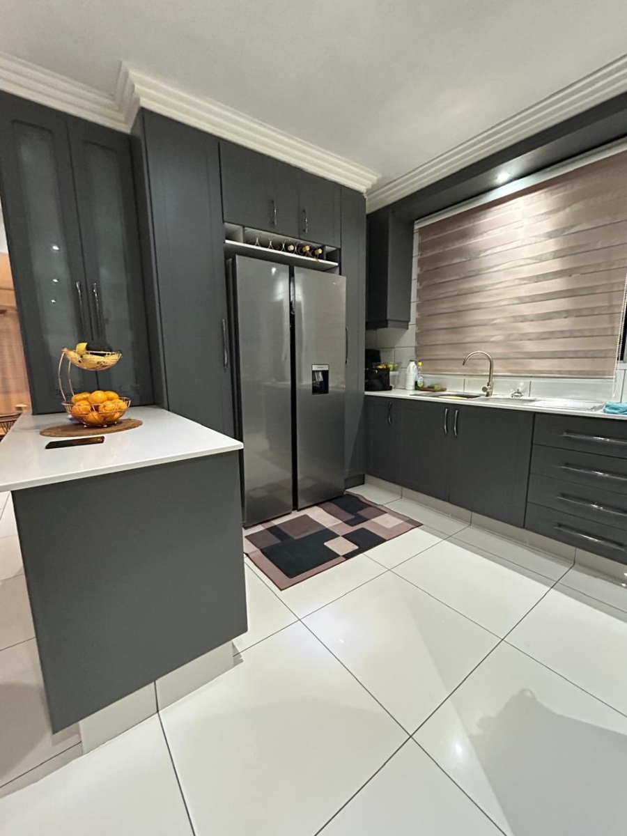 5 Bedroom Property for Sale in Crystal Park Gauteng