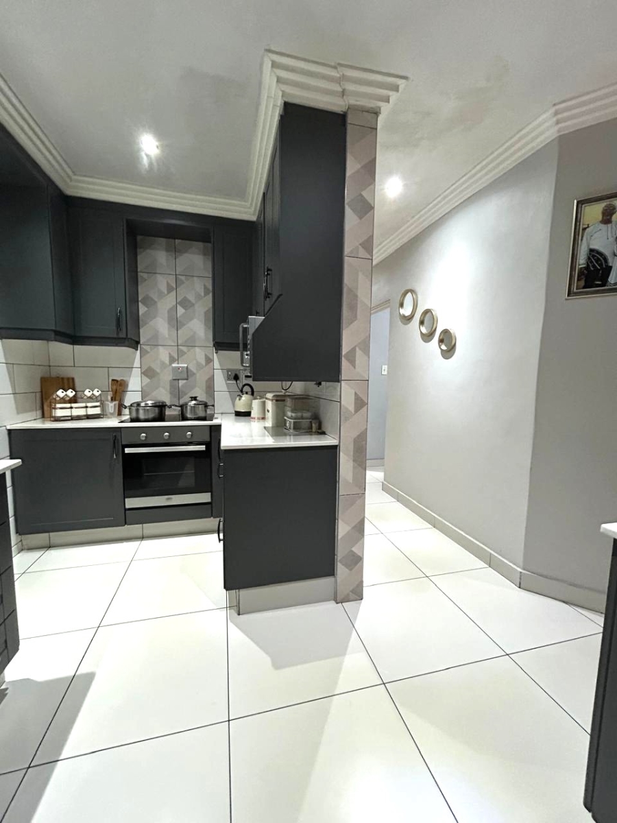 5 Bedroom Property for Sale in Crystal Park Gauteng