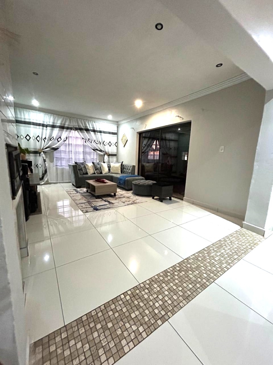 5 Bedroom Property for Sale in Crystal Park Gauteng