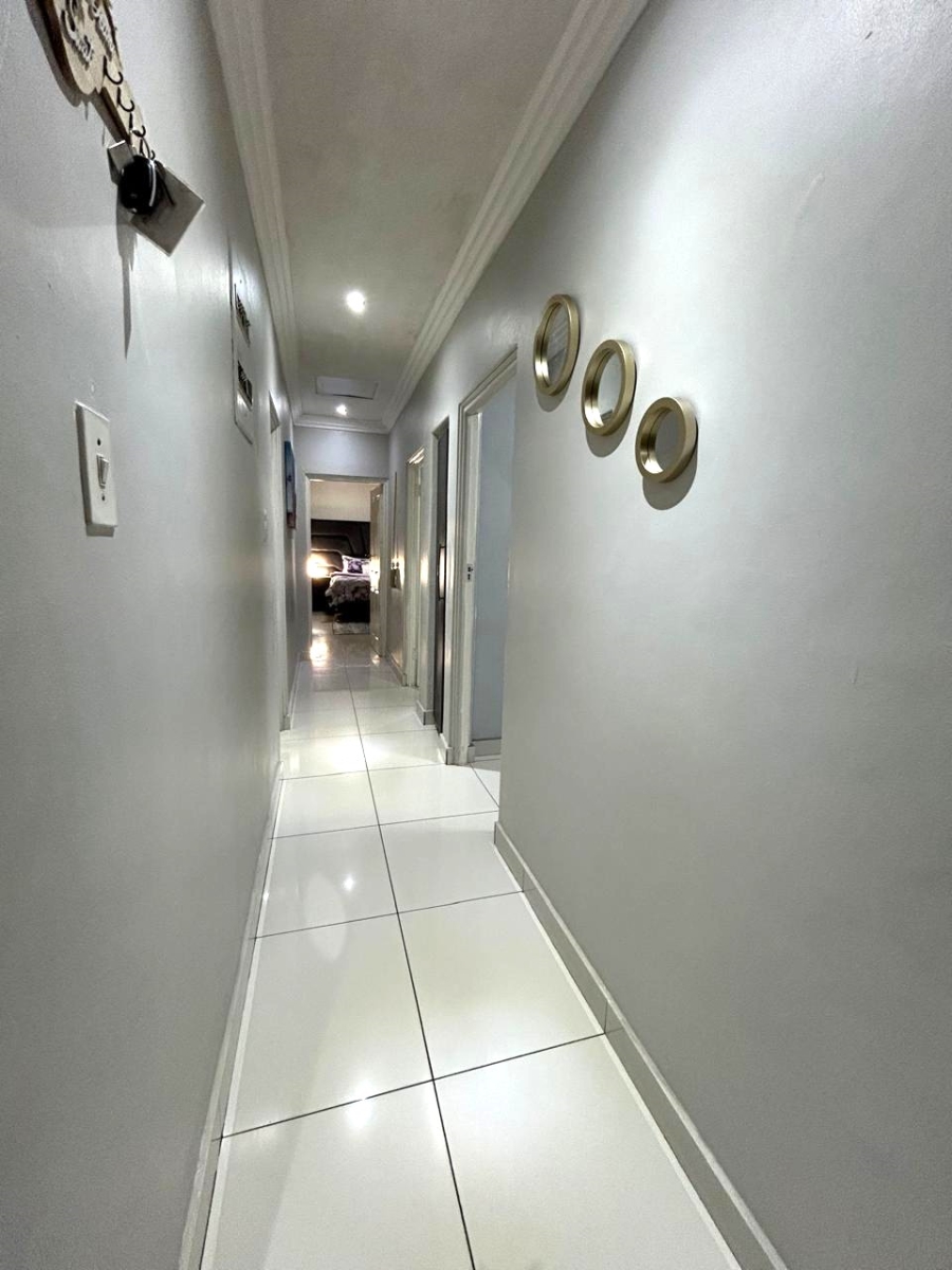 5 Bedroom Property for Sale in Crystal Park Gauteng