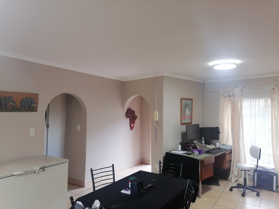To Let 3 Bedroom Property for Rent in Roodekrans Gauteng