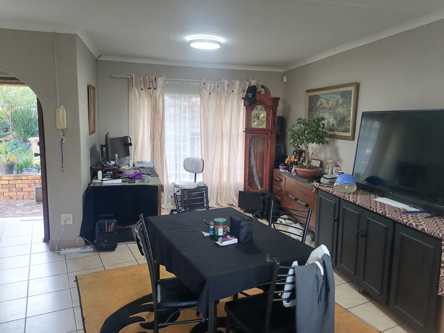 To Let 3 Bedroom Property for Rent in Roodekrans Gauteng