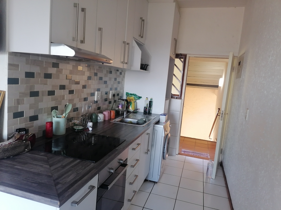 To Let 1 Bedroom Property for Rent in Constantia Kloof Gauteng