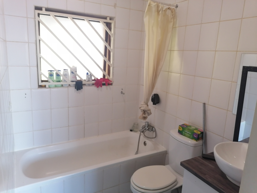To Let 1 Bedroom Property for Rent in Constantia Kloof Gauteng