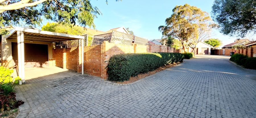 To Let 2 Bedroom Property for Rent in Rooihuiskraal North Gauteng