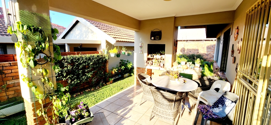 To Let 2 Bedroom Property for Rent in Rooihuiskraal North Gauteng