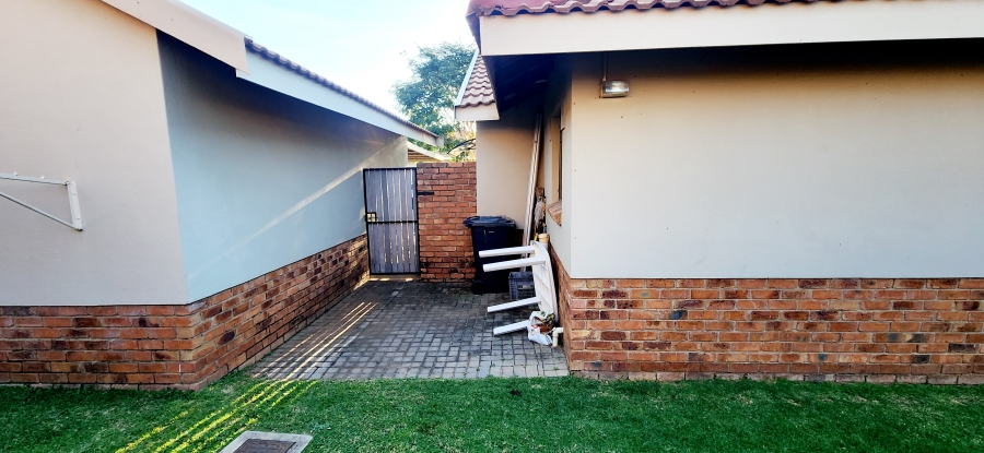 To Let 2 Bedroom Property for Rent in Rooihuiskraal North Gauteng