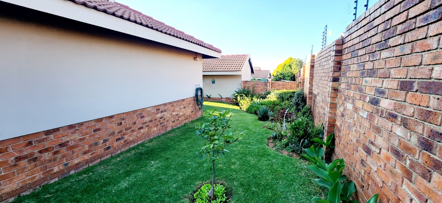To Let 2 Bedroom Property for Rent in Rooihuiskraal North Gauteng