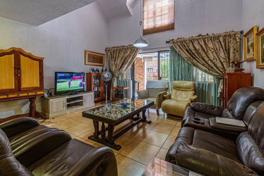 To Let 4 Bedroom Property for Rent in Die Wilgers Gauteng