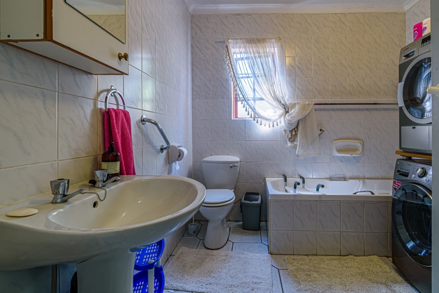 To Let 4 Bedroom Property for Rent in Die Wilgers Gauteng