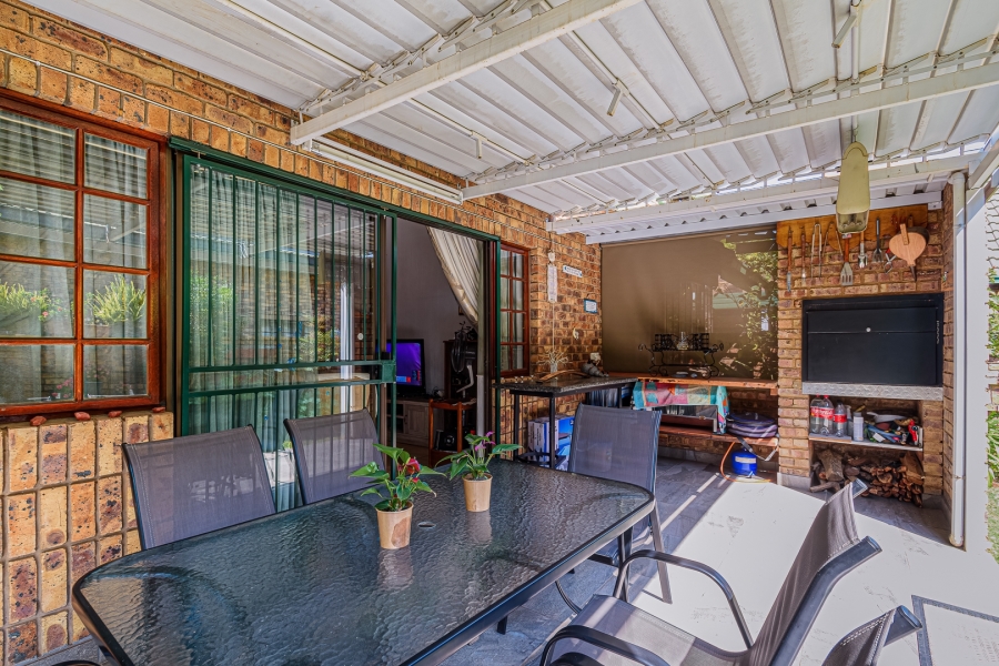To Let 4 Bedroom Property for Rent in Die Wilgers Gauteng