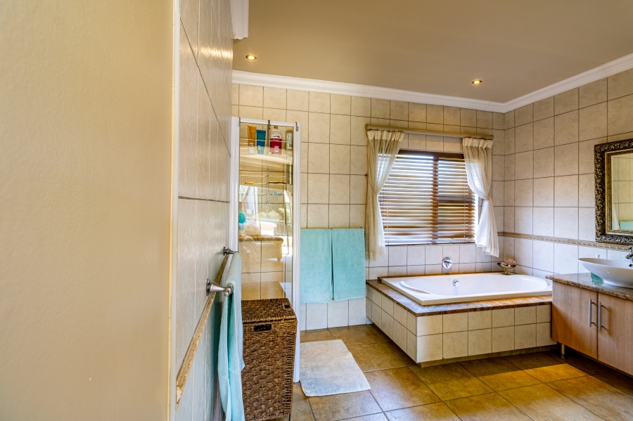 To Let 4 Bedroom Property for Rent in Silver Lakes Golf Estate Gauteng