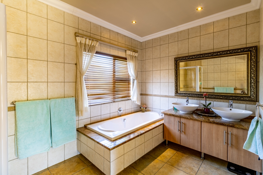 To Let 4 Bedroom Property for Rent in Silver Lakes Golf Estate Gauteng